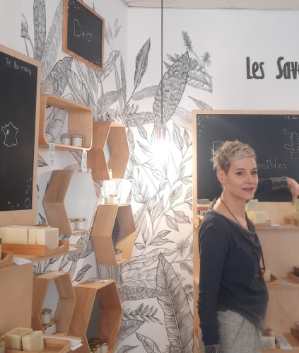 Témoignage client Cerfrance Mayenne-Sarthe : cheffe d'entreprise dans sa boutique de savons à Mayenne