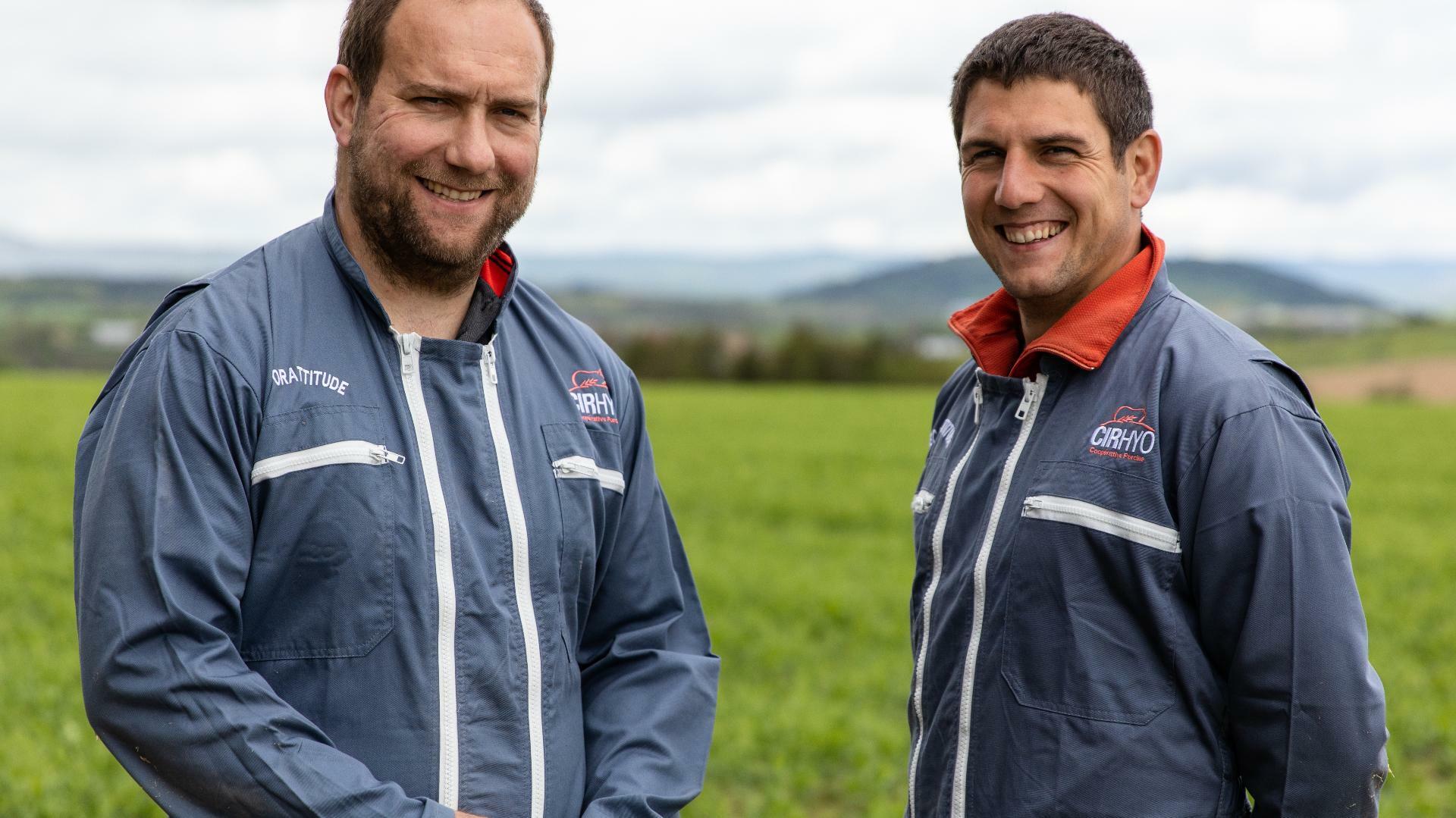 Jeunes agriculteurs dans un champ installés avec un accompagnement, Cerfrance Mayenne-Sarthe