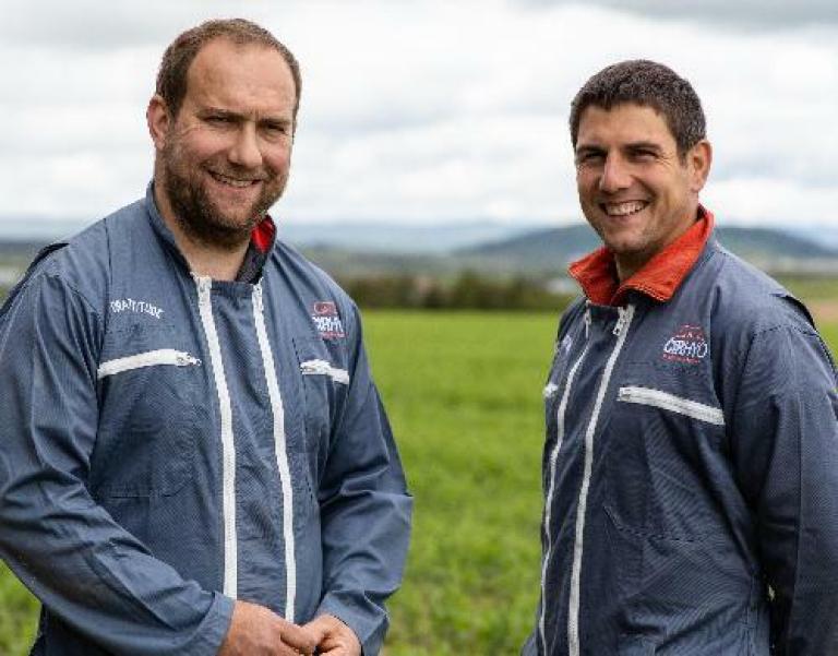 Jeunes agriculteurs dans un champ installés avec un accompagnement, Cerfrance Mayenne-Sarthe