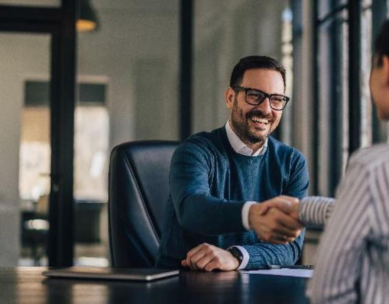 conseiller avec cliente pour accompagnement conseil entreprise et comptabilité-Cerfrance Mayenne-Sarthe