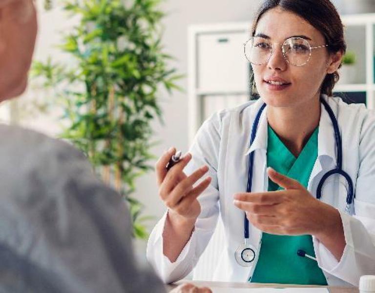 professionnel de la santé accompagné dans gestion activité avec Cerfrance Mayenne-Sarthe