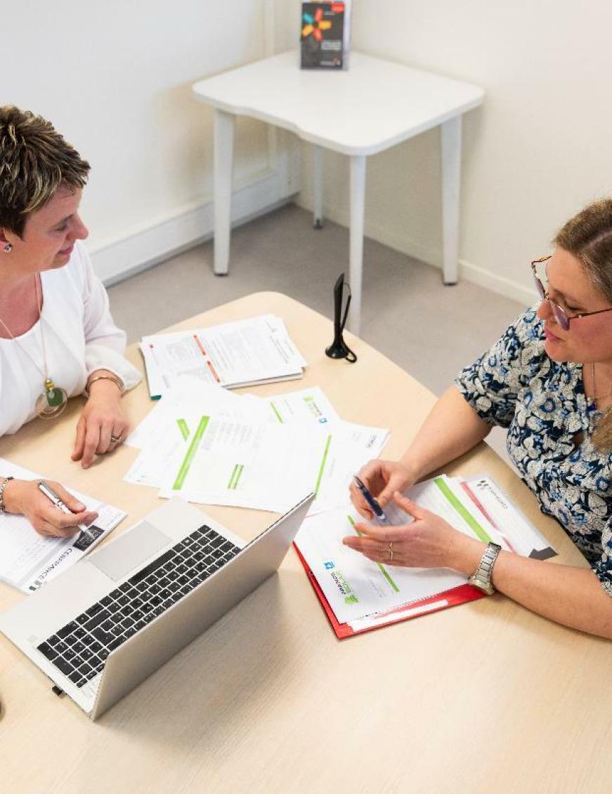 conseillère en droit social qui accompagne cliente dans bureaux Cerfrance