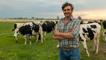 agronome Cerfrance dans une culture pour analyse de sol